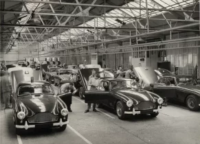 Vorschaubild zum Beitrag: 70 Jahre Aston Martin in Newport Pagnell, wie ein Dorf zum Gentleman wurde