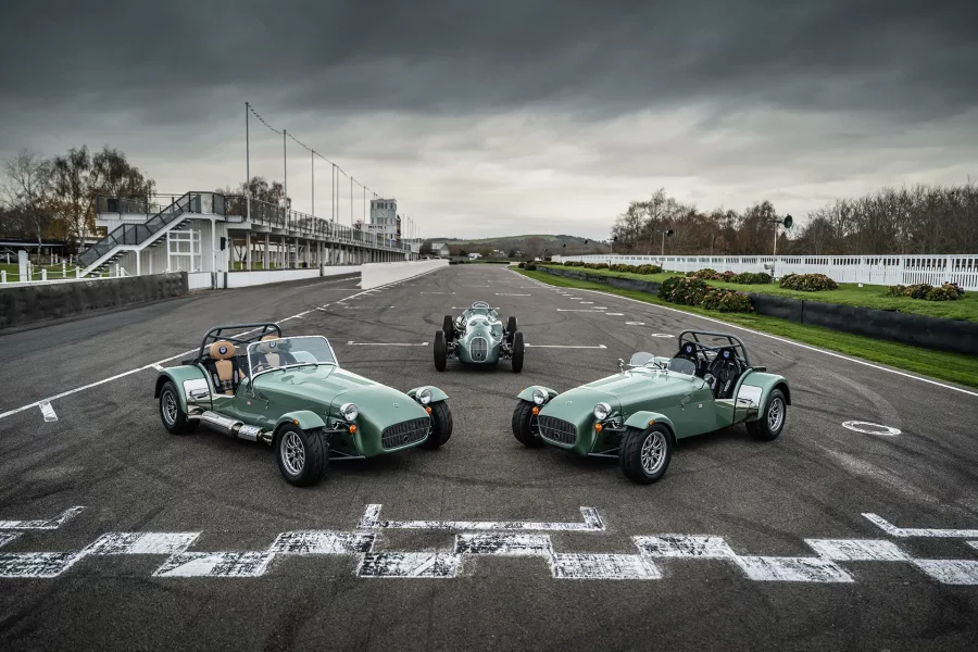 Caterham Seven HWM Edition neben dem historischen HWM-Alta Grand-Prix-Rennwagen von 1951 auf dem Goodwood Motor Circuit