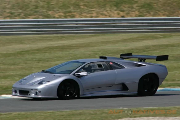 Silberner Lamborghini Diablo GTR bei einem Classic-Meeting auf dem Circuit du Val de Vienne.