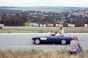 Vorschaubild zum Beitrag: Aus dem Archiv: Kyalami, 1976 – MG, Mähne, Motorsportglanz und „Strietzel“