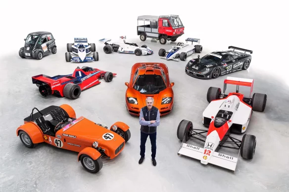 Gordon Murray mit einigen seiner Fahrzeuge.