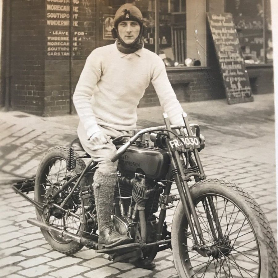 William Lyons um 1920 auf seiner Harley-Davidson