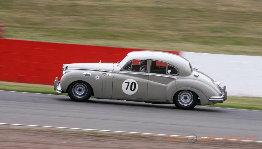 Jaguar Mk VII bei der Silverstone Classic 2010