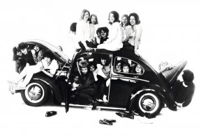 Vorschaubild zum Beitrag: Wie viele Menschen passen in einen VW Käfer?