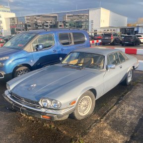 Vorschaubild zum Beitrag: Verblasster Glanz: Der traurige Jaguar XJ-S auf dem Parkplatz