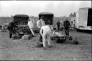 Transporter, Holzbalken und Improvisation? Fahrerlager!