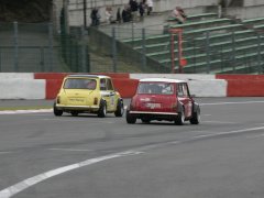 Minis auf der Anfahrt zur Eau Rouge