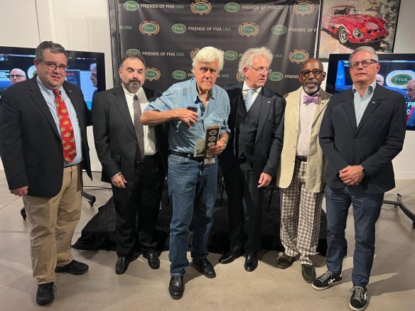 Jay Lenno bei der Aufnahme in die FIVA Heritage Hall of Fame