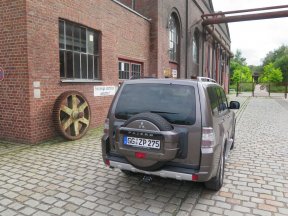 Vorschaubild zum Beitrag: Test Mitsubishi Pajero 3.2 DI-D – Ozeandampfer für Straße, Gelände und Alltag