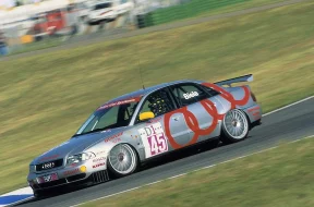 Vorschaubild zum Beitrag: Von Flügelmonstern zu Fließheckhelden – Geburt der „Klasse 2 – Super Touring Cars“