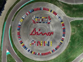 Vorschaubild zum Beitrag: Ferrari feiert 50 Jahre Dino mit einem aufregenden Bild