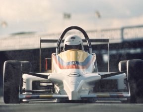 Vorschaubild zum Beitrag: Rennsieger und Titelträger der „Formula Vauxhall“
