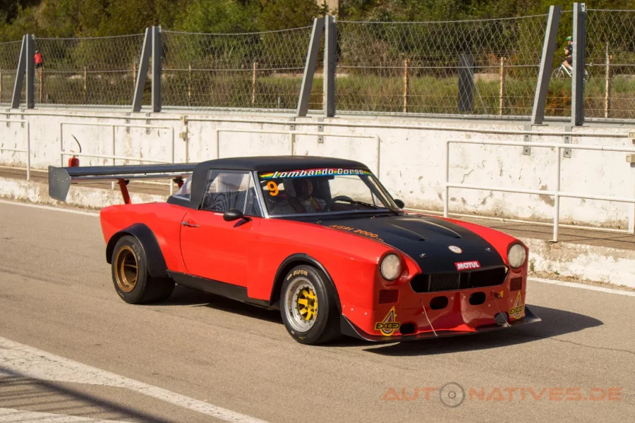 Radikal umgebauter Fiat 124 Spider als Silhouette-Rennwagen bei einer Leistungsprüfung auf der Rennstrecke von Enna-Pergusa