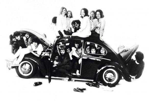 Wie viele Menschen passen in einen VW Käfer?