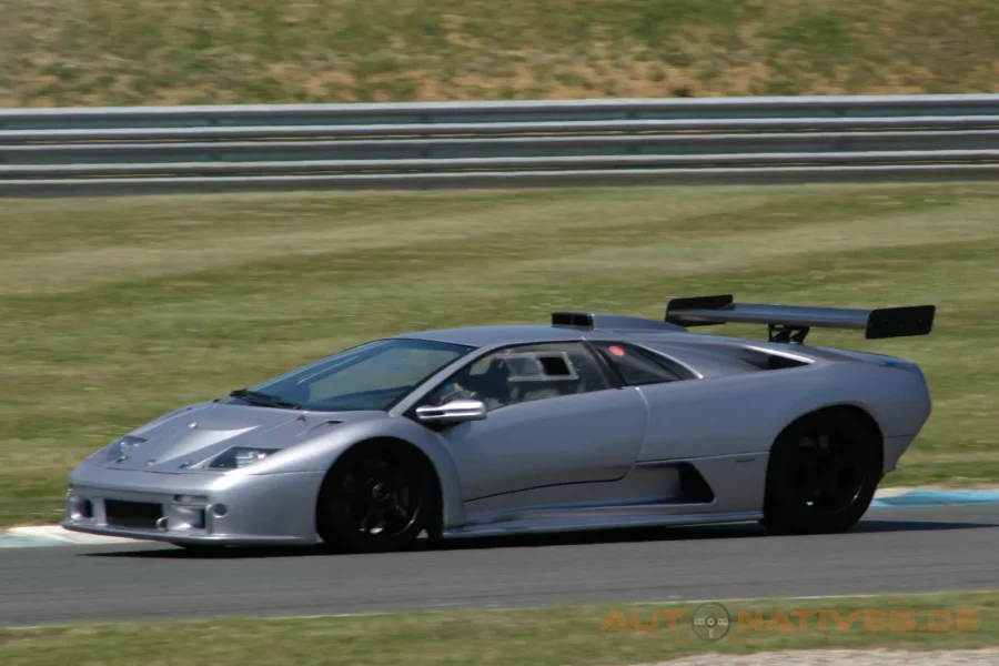 Silberner Lamborghini Diablo GTR bei einem Classic-Meeting auf dem Circuit du Val de Vienne.