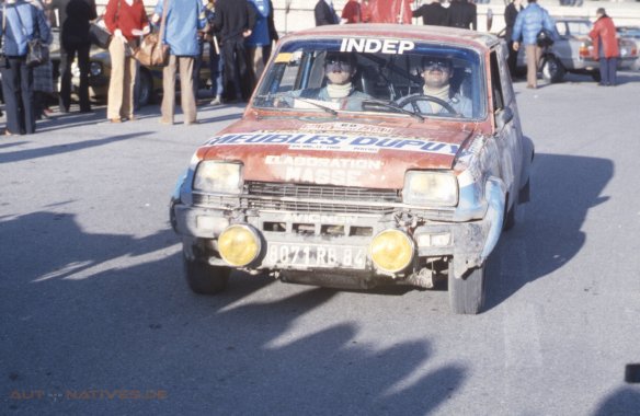 Gezeichnet von den Strapazen der Rallye Monte Carlo 1980 – Renault 5 Alpine von Paul Rouby und Henri Pluton