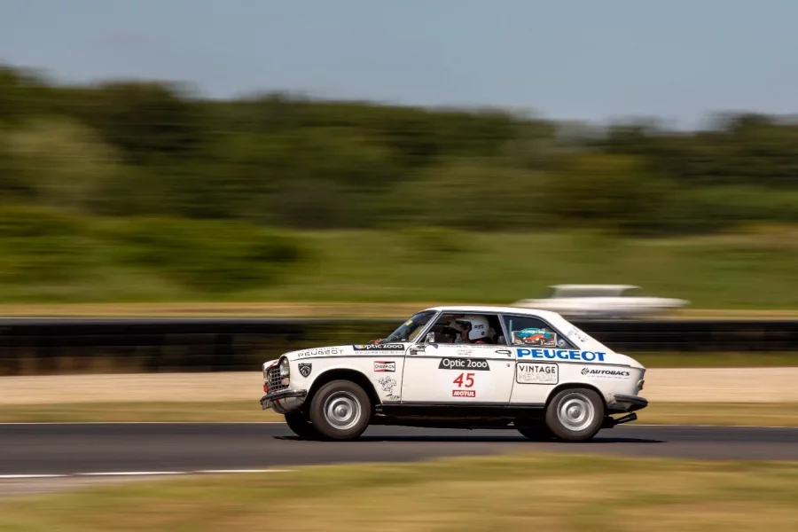 Peugeot 204 Coupé bei der Tour Auto 2022