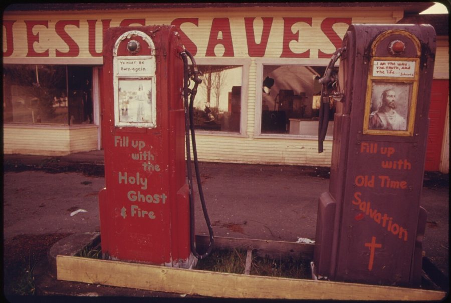 Aufgegebene Tankstelle in den den USA, April 1974