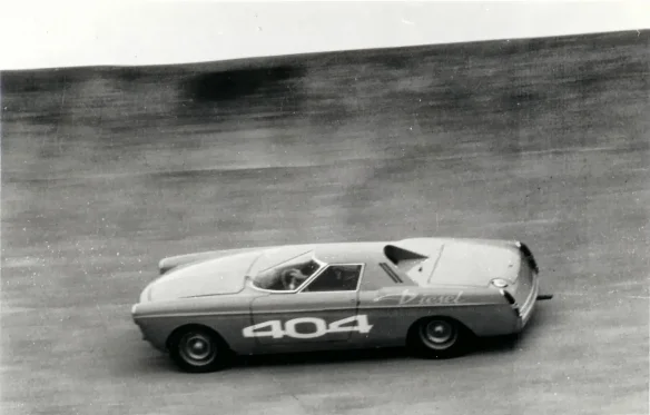 Peugeot 404 Diesel Record bei Rekordfahrten in Paris Montlhéry