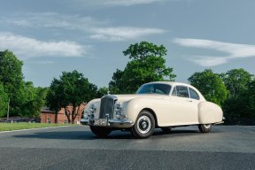 Vorschaubild zum Beitrag: Cooler Bentley R-Type Continental im Video „Continental Drift“