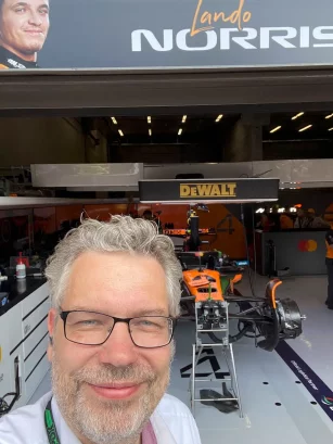 Vorschaubild zum Beitrag: Ein Freitag in Spa: Ich wollte Autos sehen, sie boten Musik und einen Catwalk!