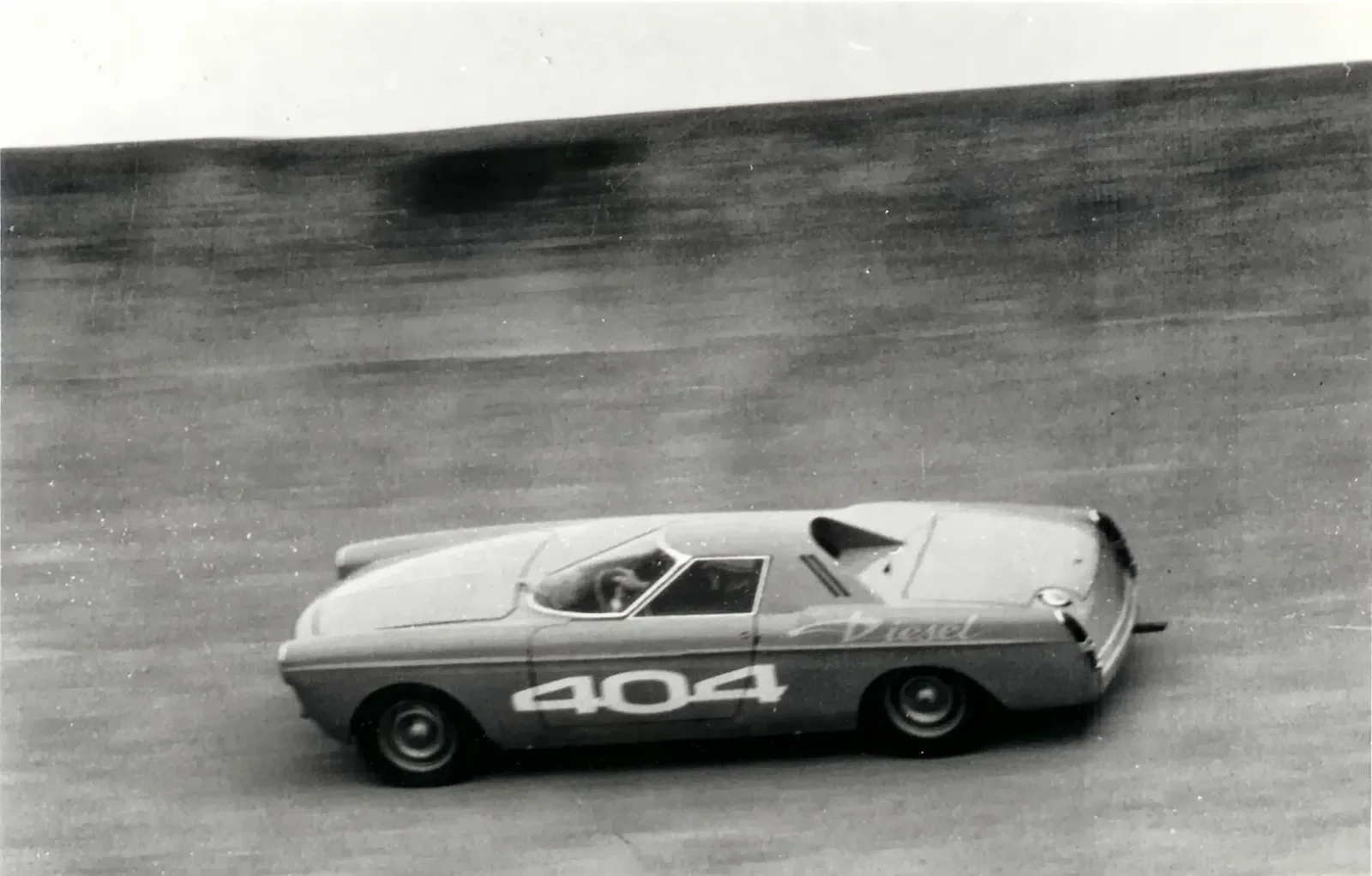 Peugeot 404 Diesel Record bei Rekordfahrten in Paris Montlhéry