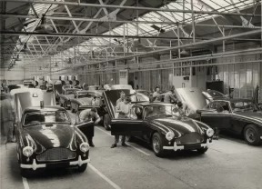 Vorschaubild zum Beitrag: 70 Jahre Aston Martin in Newport Pagnell, wie ein Dorf zum Gentleman wurde