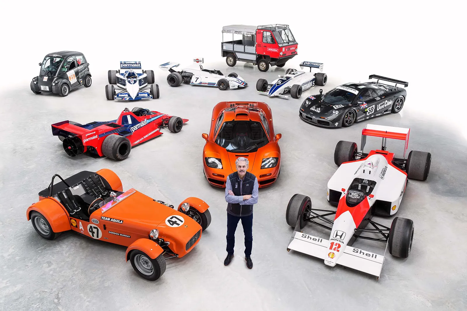 Gordon Murray mit einigen seiner Fahrzeuge.