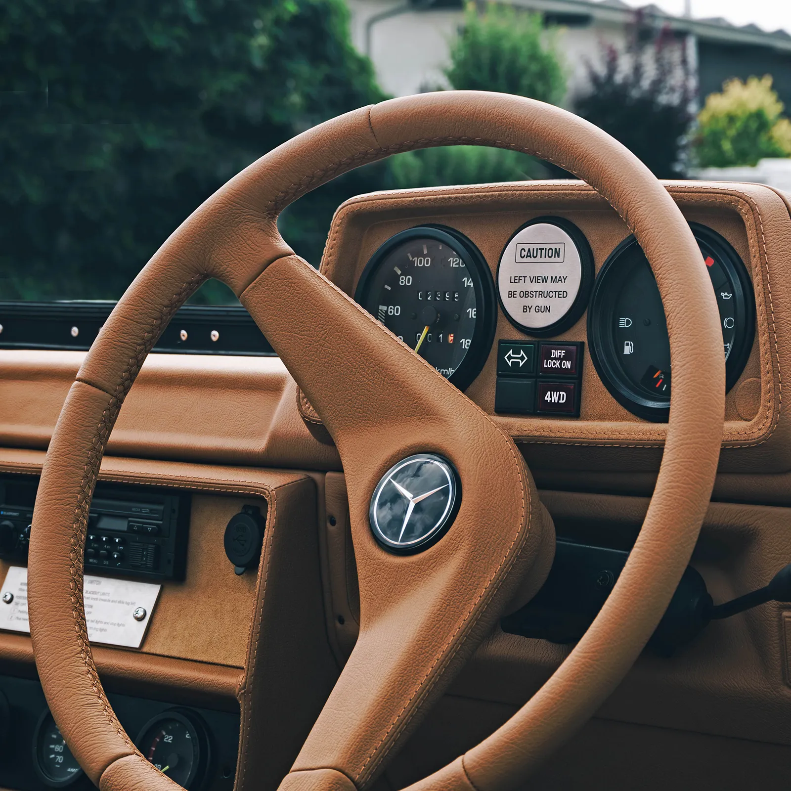 Lenkrad im Mercedes-Benz 240 GD von Arcade Cars