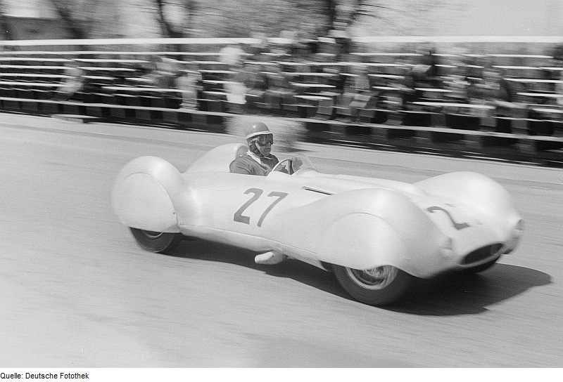 Arthur Rosenhammer in einem EMW Rennsportwagen