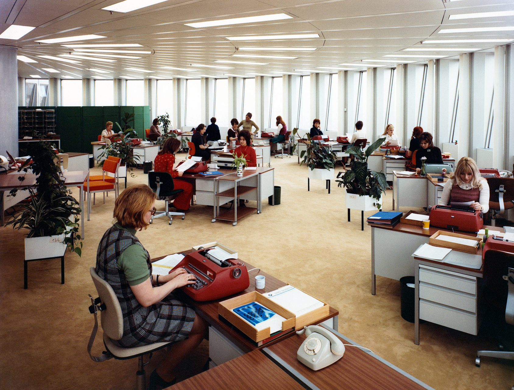 So das die  Arbeitswelt der BMW Hauptverwaltung in den 1970erJahren aus.