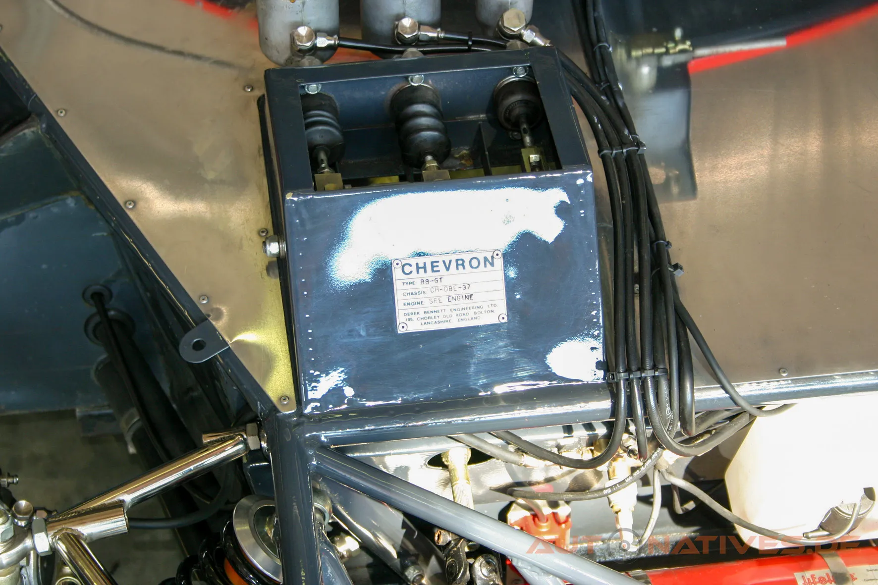 Typenschild an einem Chevron B8