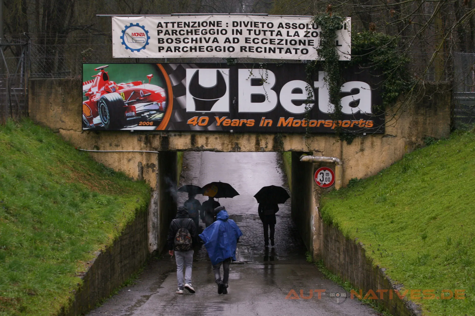 Fussweg unter der Gegengerade