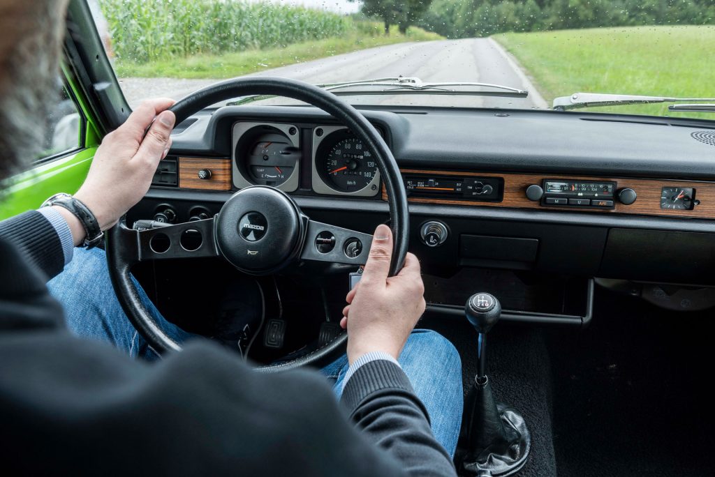 Das Sportlenkrad mit zwei Metallspeichen gibt dem fast vier Jahrzehnte alten Mazda 323 eine Note an Sportlichkeit. Auch solche Details gaben den Autos damals eine persönliche Note. Heute regiert in unseren Autos der Einheitsbrei. Das macht moderne Autos farblos.
