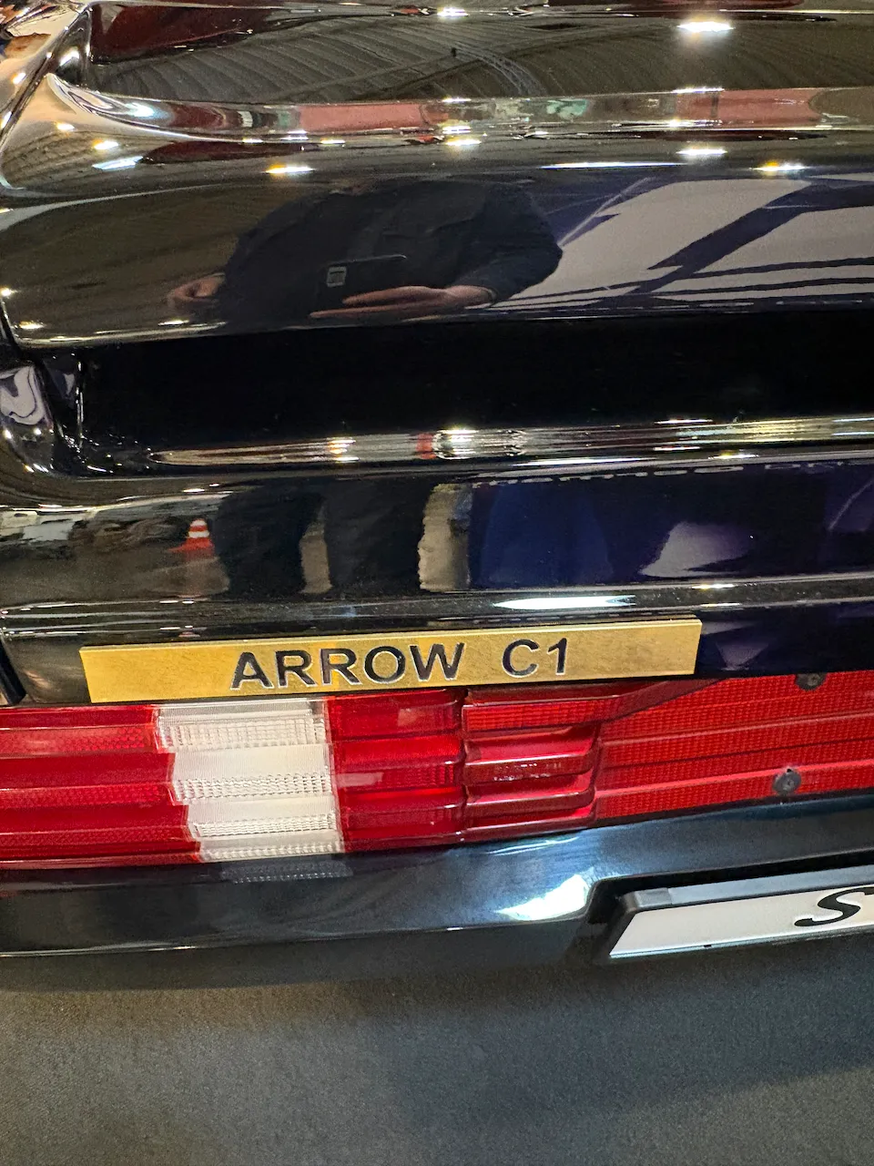 Typenschild des SGS Arrow C1 Widebody