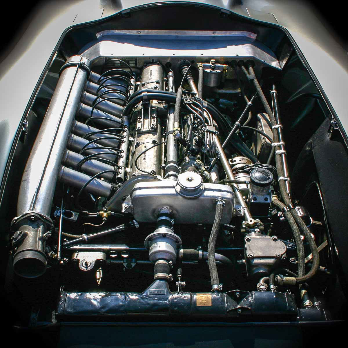 Der Achtzylinder-Reihenmotor des Mercedes-Benz W 196 war bis zu 280 PS kräftig und dank seiner zwangsgesteuerten Ventile extrem drehfest. Neu war zudem die Benzin-Direkteinspritzung. Damit zählt der Motor aus Stuttgart bis heute zu den innovativsten Motoren der Formel-1-Geschichte. (Foto: Tom Schwede)