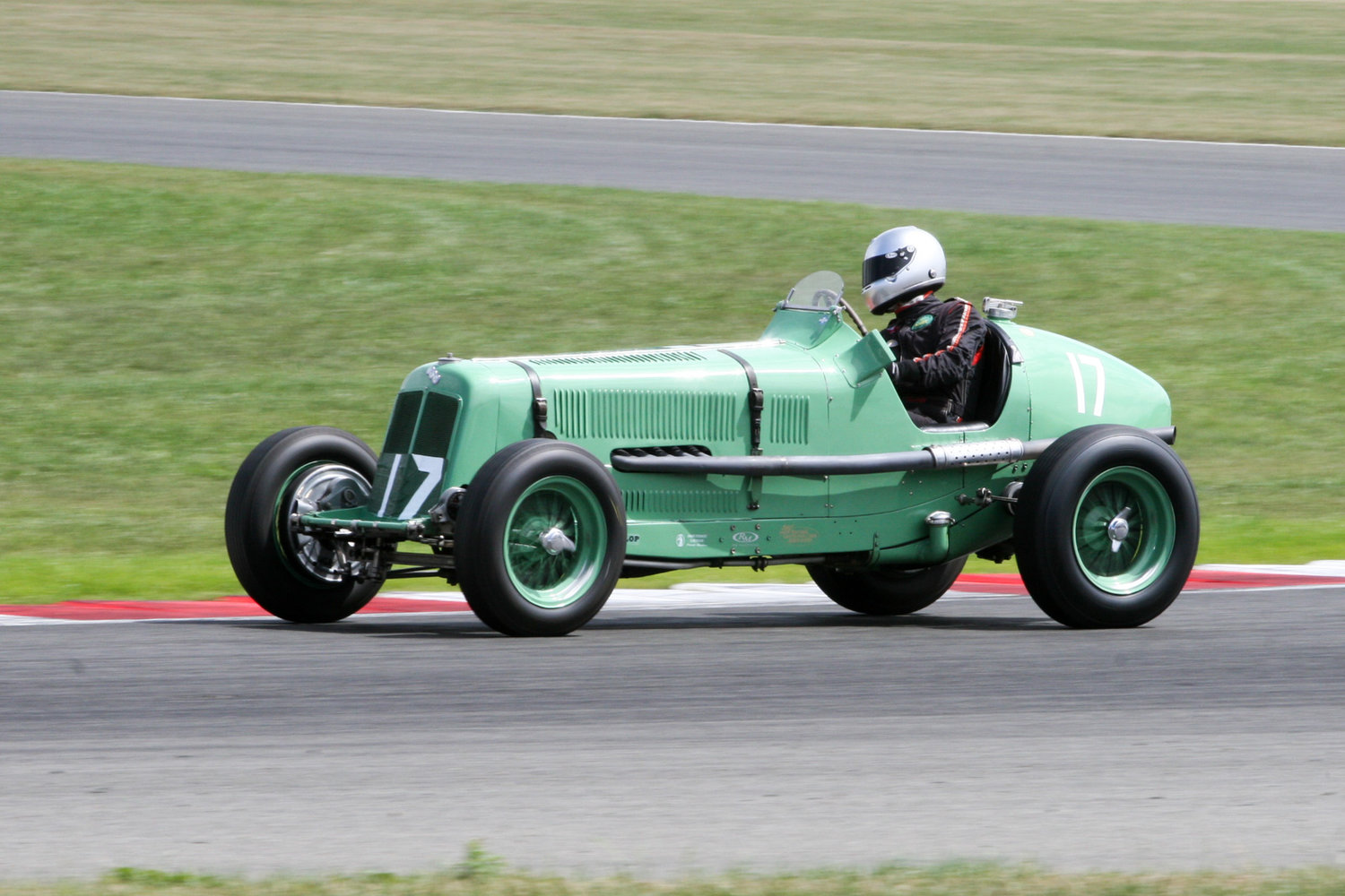 Der ERA R3A war – fertiggestellt im August 1934 – ursprüngliche Werksrennwagen mit einem 2-Liter-Motor. Zur Saison 1935 rüstete ERA den Rennwagen mit einem 1,5-Liter-Kompressor-Motor auf, um in der Voiturette anzutreten. Raymond Mays stellt mit dem R3A zunächst einen Weltrekord im Stehendanfahren auf und gewann dann unter anderem das Bergrennen von Shelsley Walsh. (Foto: Tom Schwede, Silverstone Classics 2010)