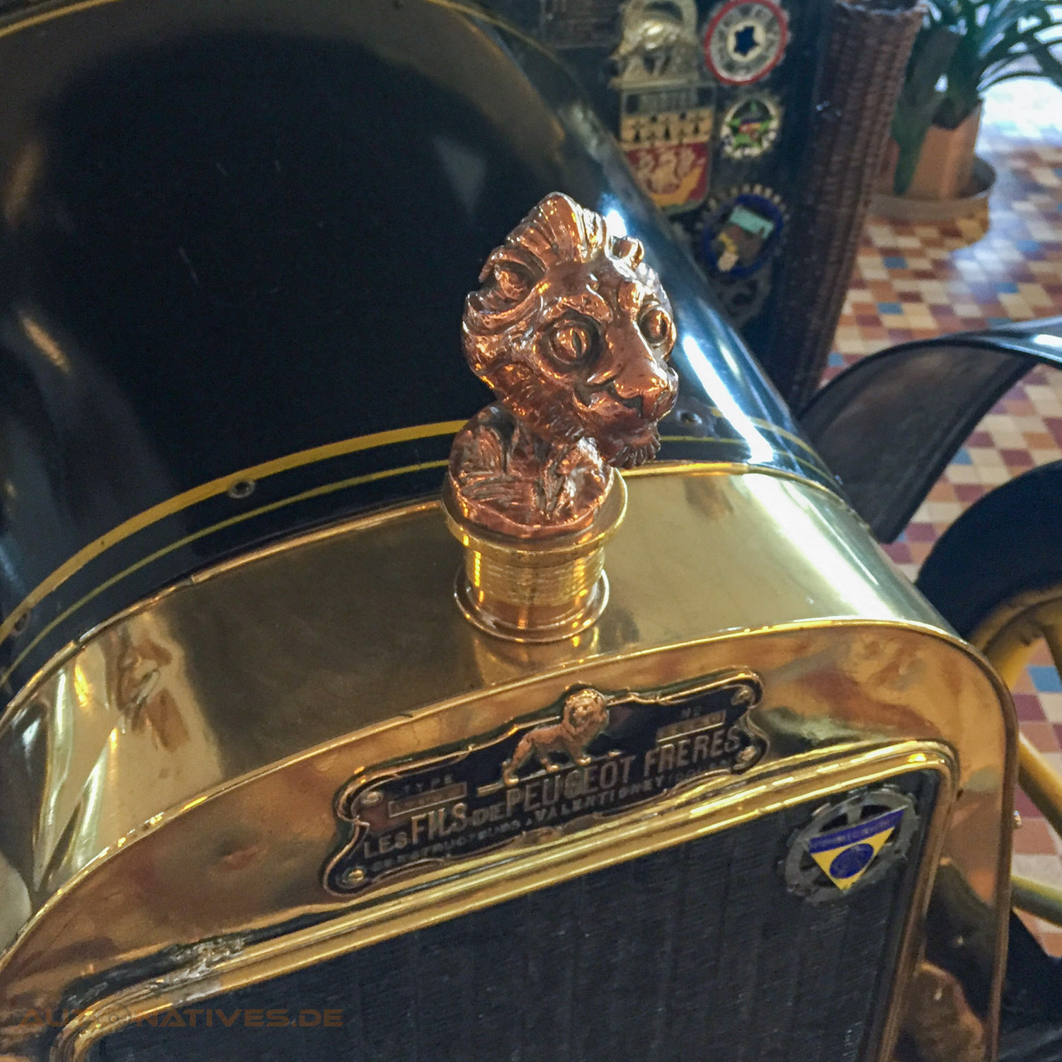 Löwe als Kühlerfigur an einem frühen Peugeot