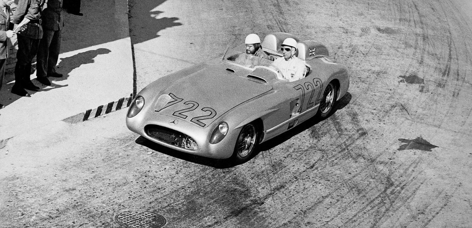 1. Mai 1955. Die späteren Sieger Stirling Moss/Denis Jenkinson auf der Strecke im Mercedes-Benz Rennsportwagen 300 SLR (W 196 S) mit der Startnummer 722 bei der Mille Miglia 1955. (Fotosignatur der Mercedes-Benz Classic Archive: R7527)