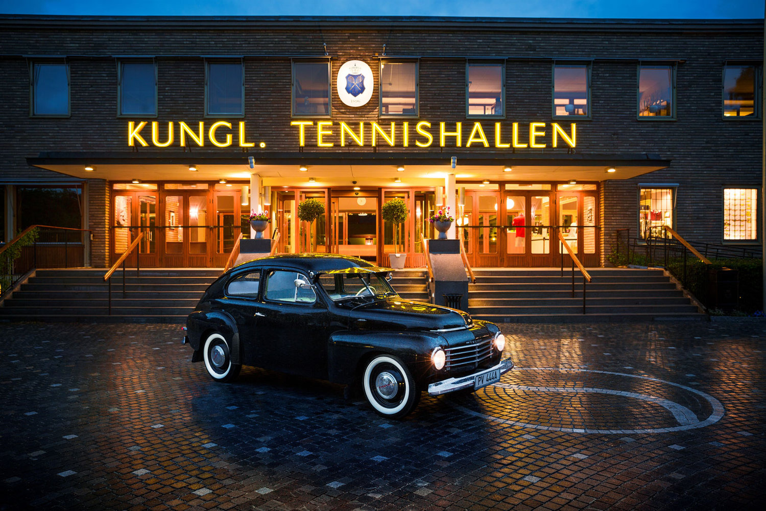 Volvo PV444 vor dem königlichen Tennishallen in Stockholm
