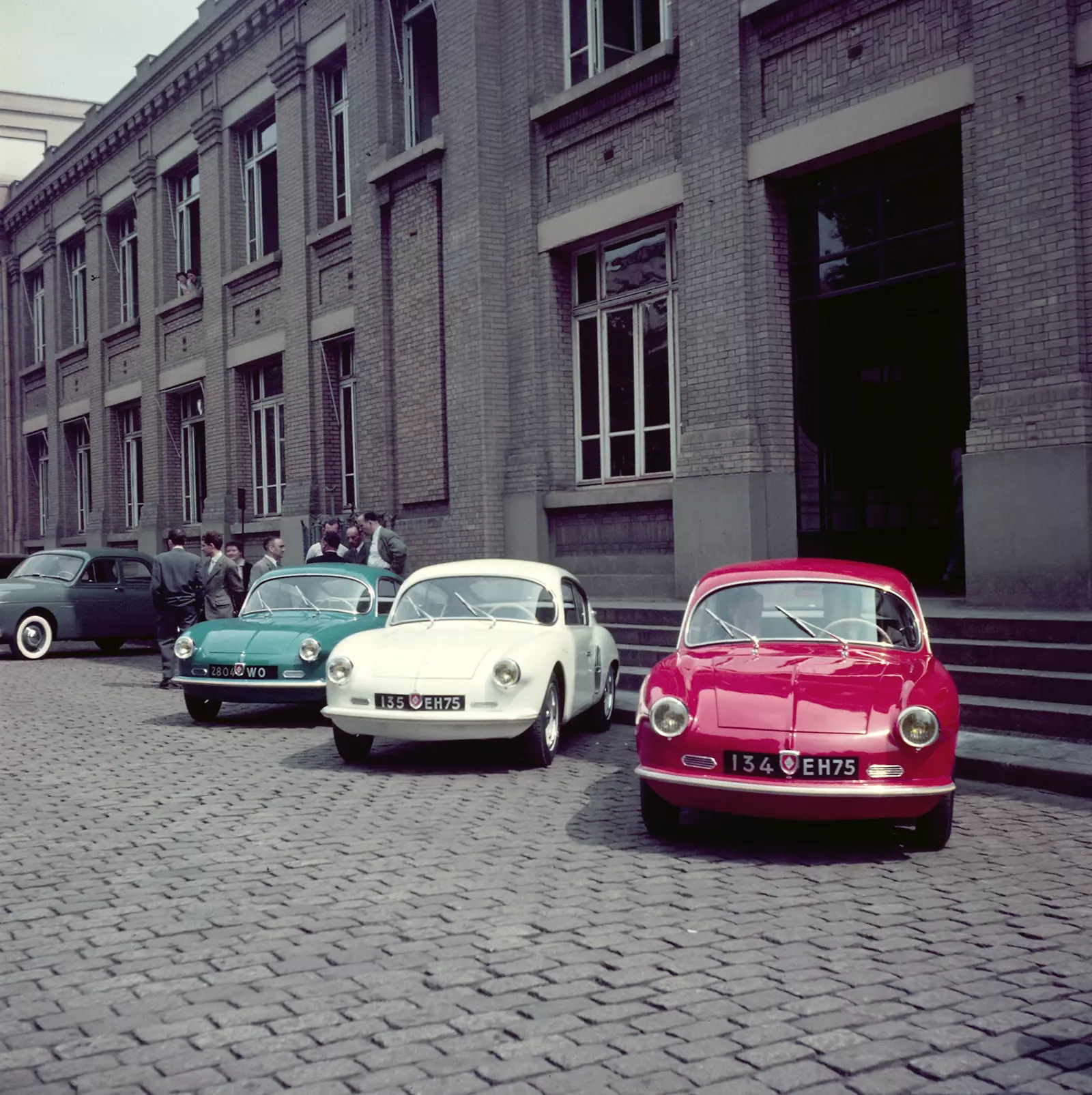 1955, drei Alpine vor der Zentrale von Renault