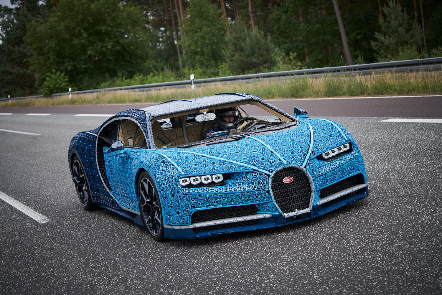 Titelbild zum Artikel:Dieser Bugatti Chiron von Lego fährt tatsächlich!