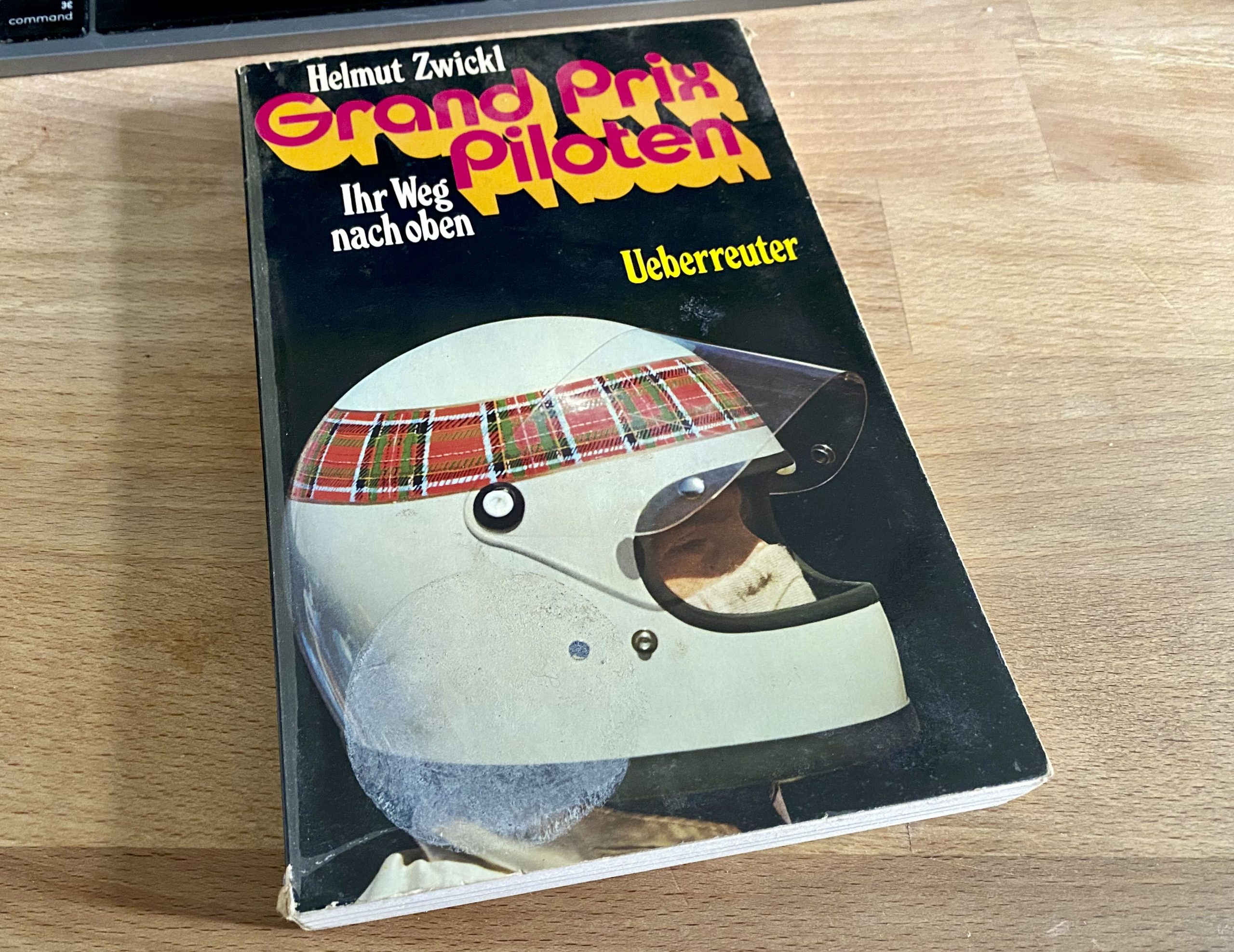 Titelbild zum Artikel:Buchtipp: „Grand Prix Piloten – Ihr Weg nach oben“ von Helmut Zwickl 