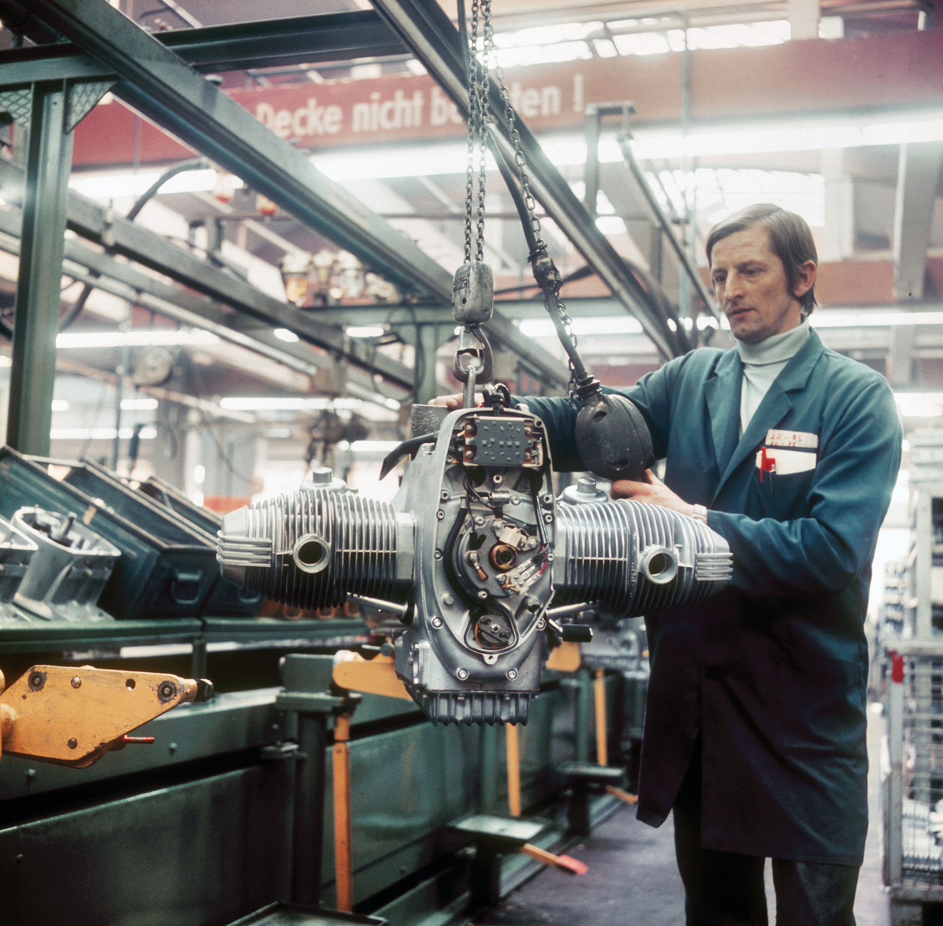 Motorenmontage eines 2-Ventil Boxermotors in den 1970er Jahren