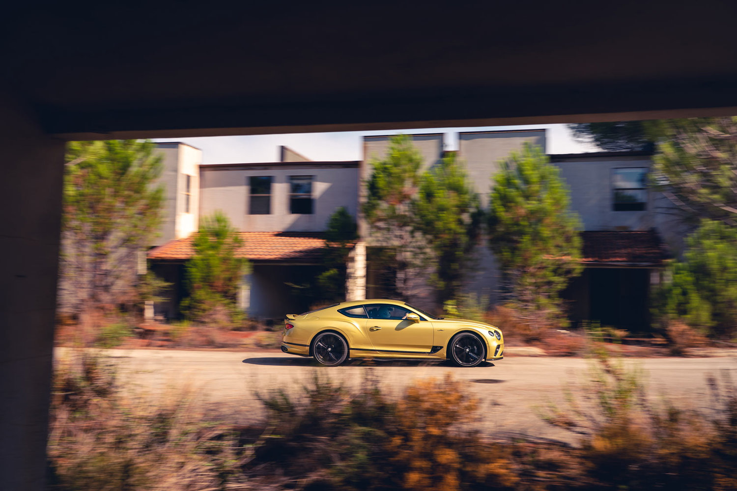 Szene aus dem Video Continental Drift, das Bentley auf der Comiso Air Station drehte. (Foto: Bentley Motors)