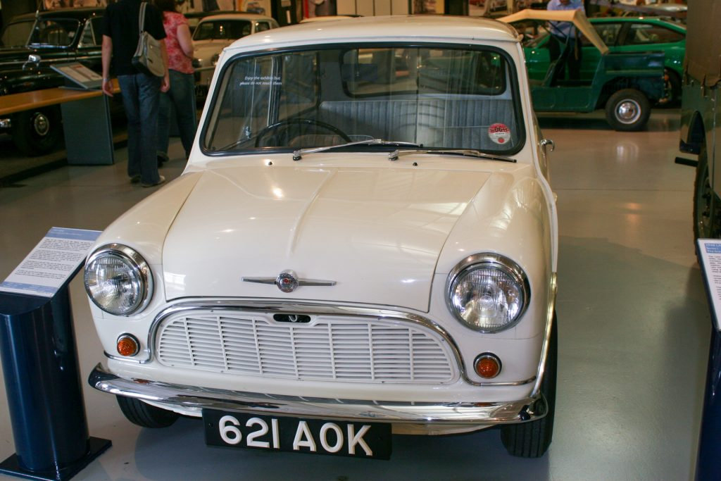 Im British Motor Museum steht auch „621 AOK“. Dieser Mini gilt als der erste Serienmini. Und auch er rollt auf 10 Zoll großen Rädern.