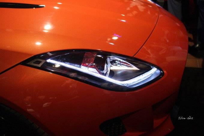 Katzenauge – Schweinwerfer des Jaguar F-Type
