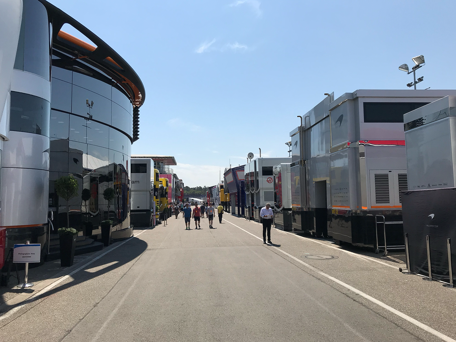 Das Fahrerlager der Formel 1 in Hockenheim 2018. Da kommt natürlich sofort die Frage auf, was ist ein Formel 1 Team wert?