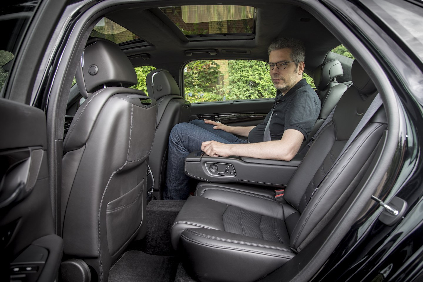 Ich passe im Cadillac CT6 3.0TT AWD auch auf die Rückbank.