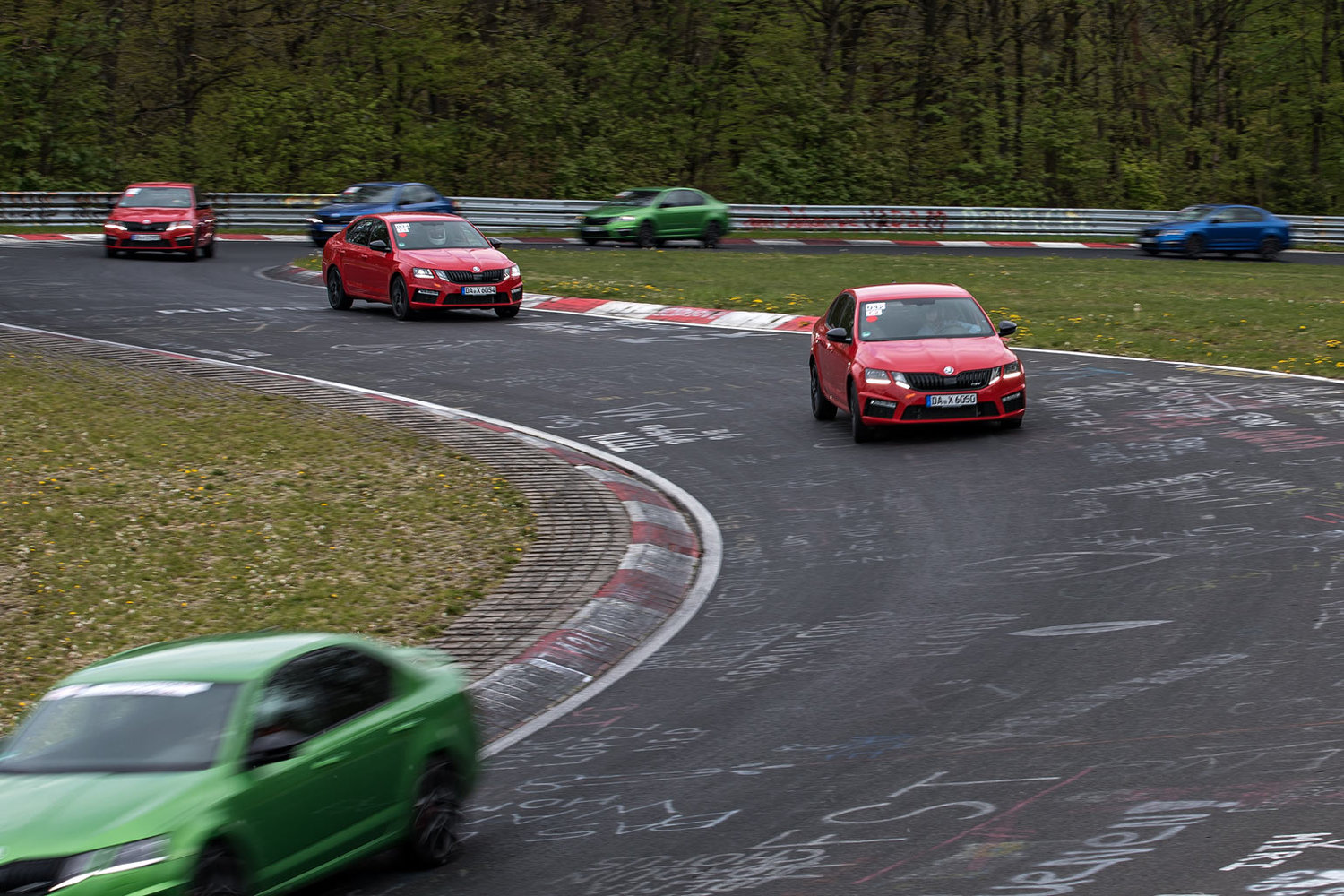 Die Gruppe der ŠKODA OCTAVIA RS unterwegs im Adenauer Forst der Nordschleife des Nürburgrings
